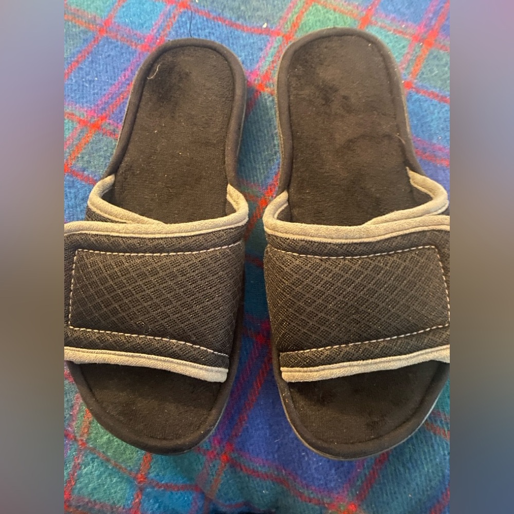 Dearfoam Adjustable Slides Men’s Slippers.